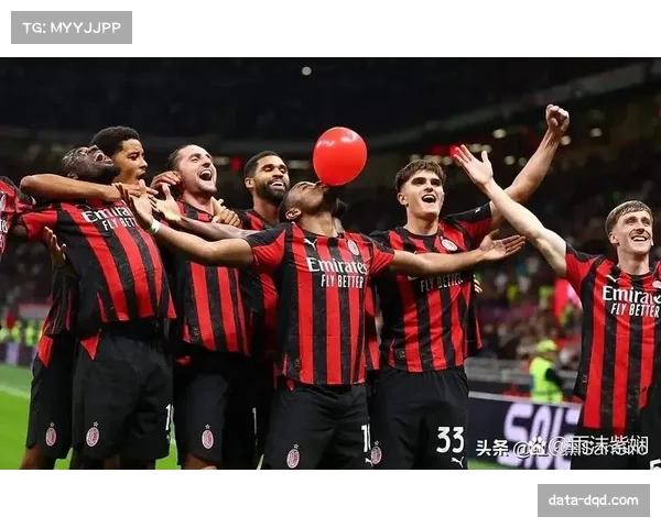 在准备主罚关键任意球前，摄像机拍到AC米兰球员在耳语交流